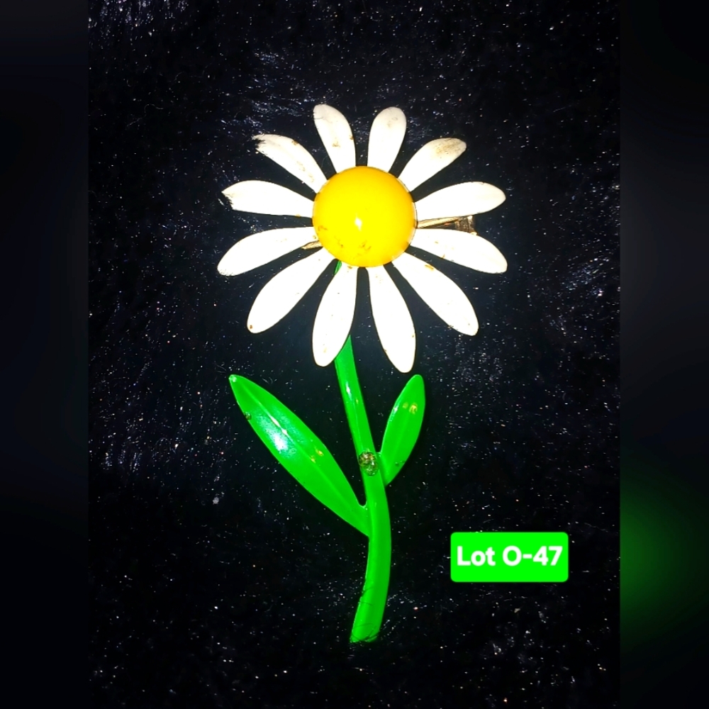 Vintage Daisy Brooch with Green Stem